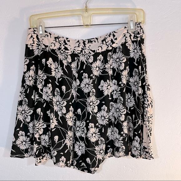 4 for $40 SALE! Free People Sheila Floral Print Shorts, Black/Blush, Size 10 - Picture 8 of 11